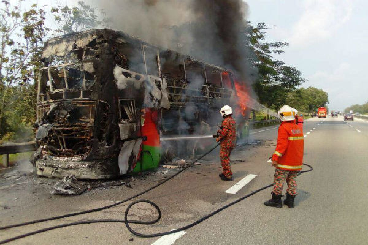 Bus terbakar di tol Jakarta-Cikampek