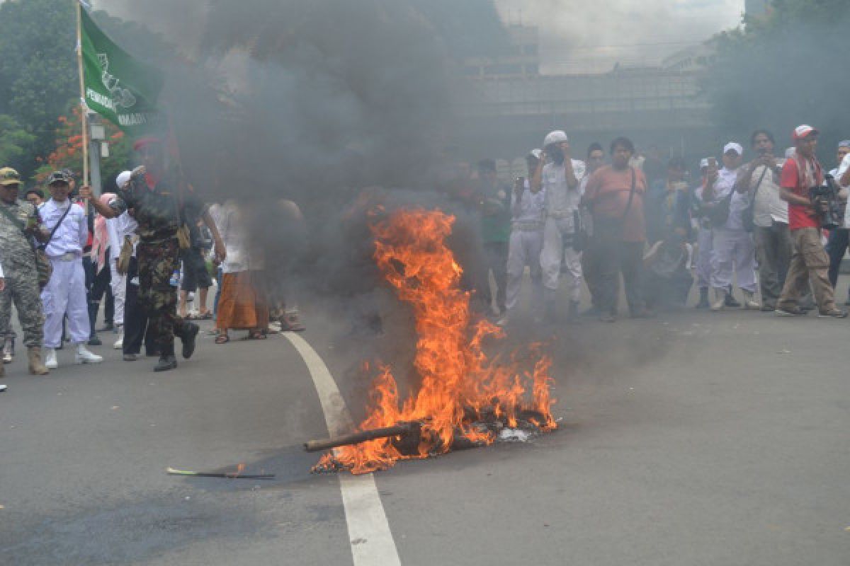 Pendemo bakar bendera AS-Israel di depan kedubes AS