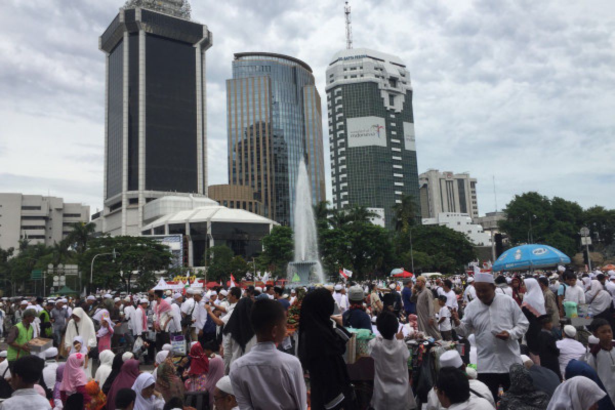 Para relawan kebersihan kumpulkan sampah di Monas