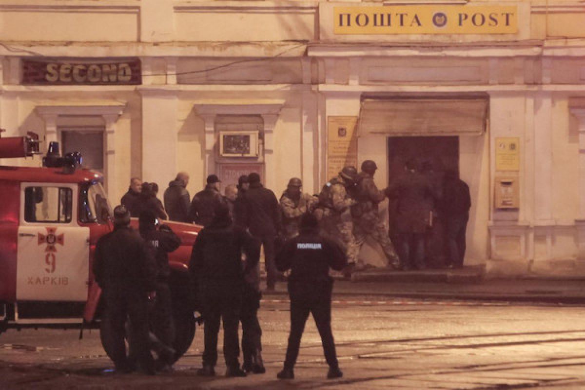 Ukraine hostages freed after police storm post office