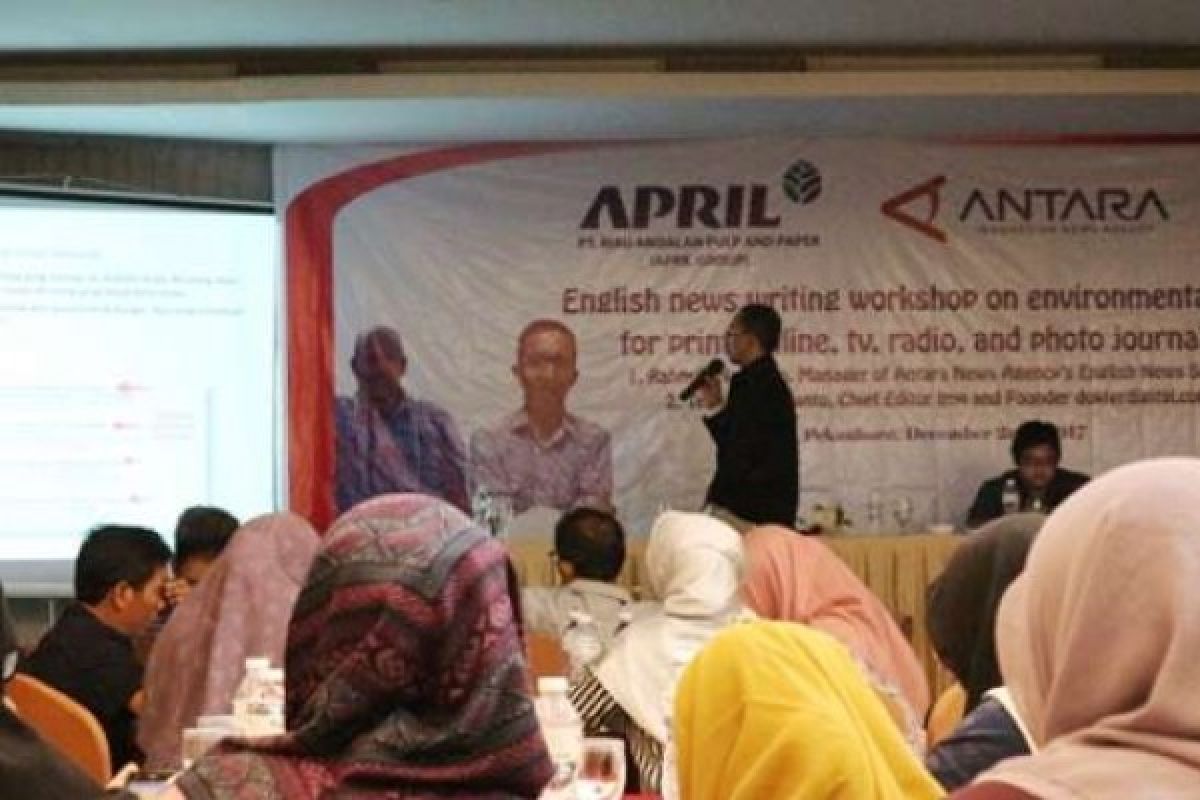 Antara Riau Holds English News Writing Workshop on Enviromental Issues