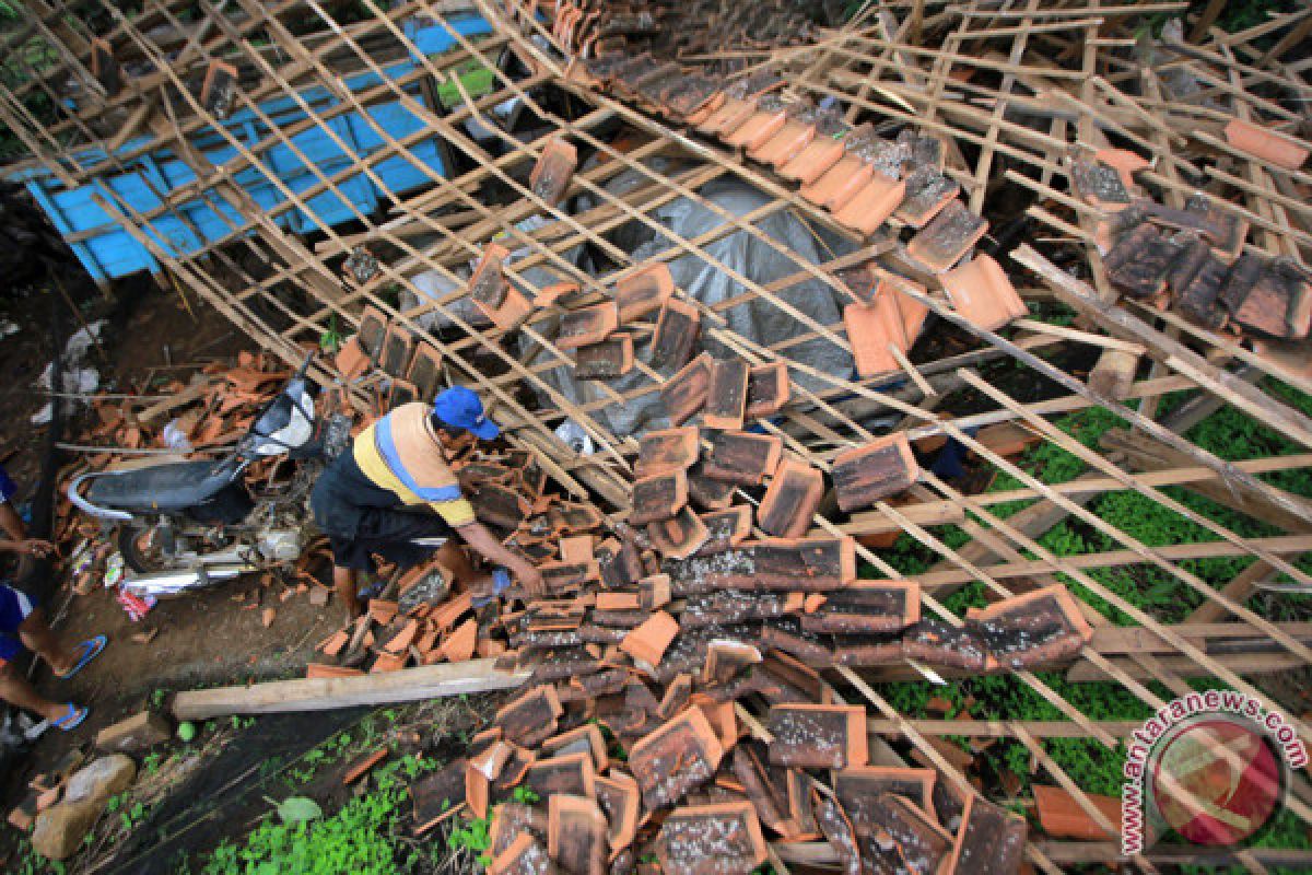 Puluhan rumah Probolinggo rusak diterjang puting beliung