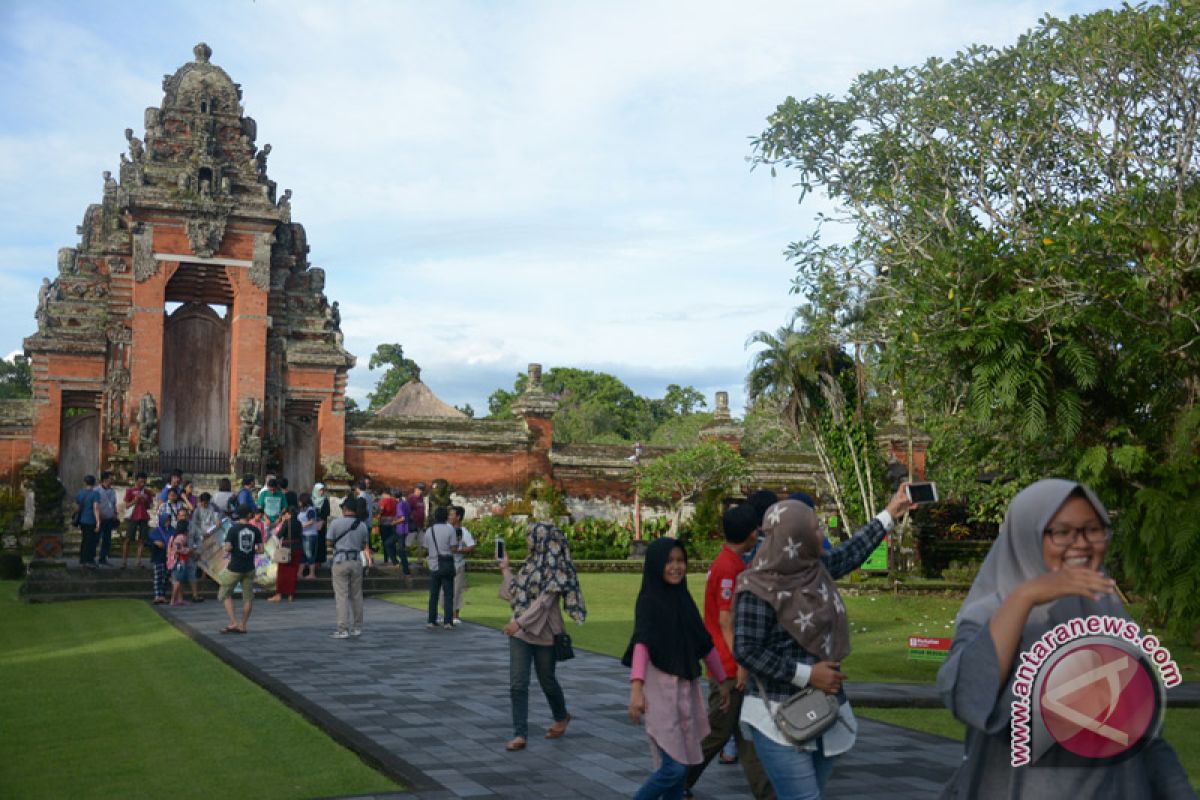 Sudikerta minta aparat usut bule naik tempat suci di pura Bali