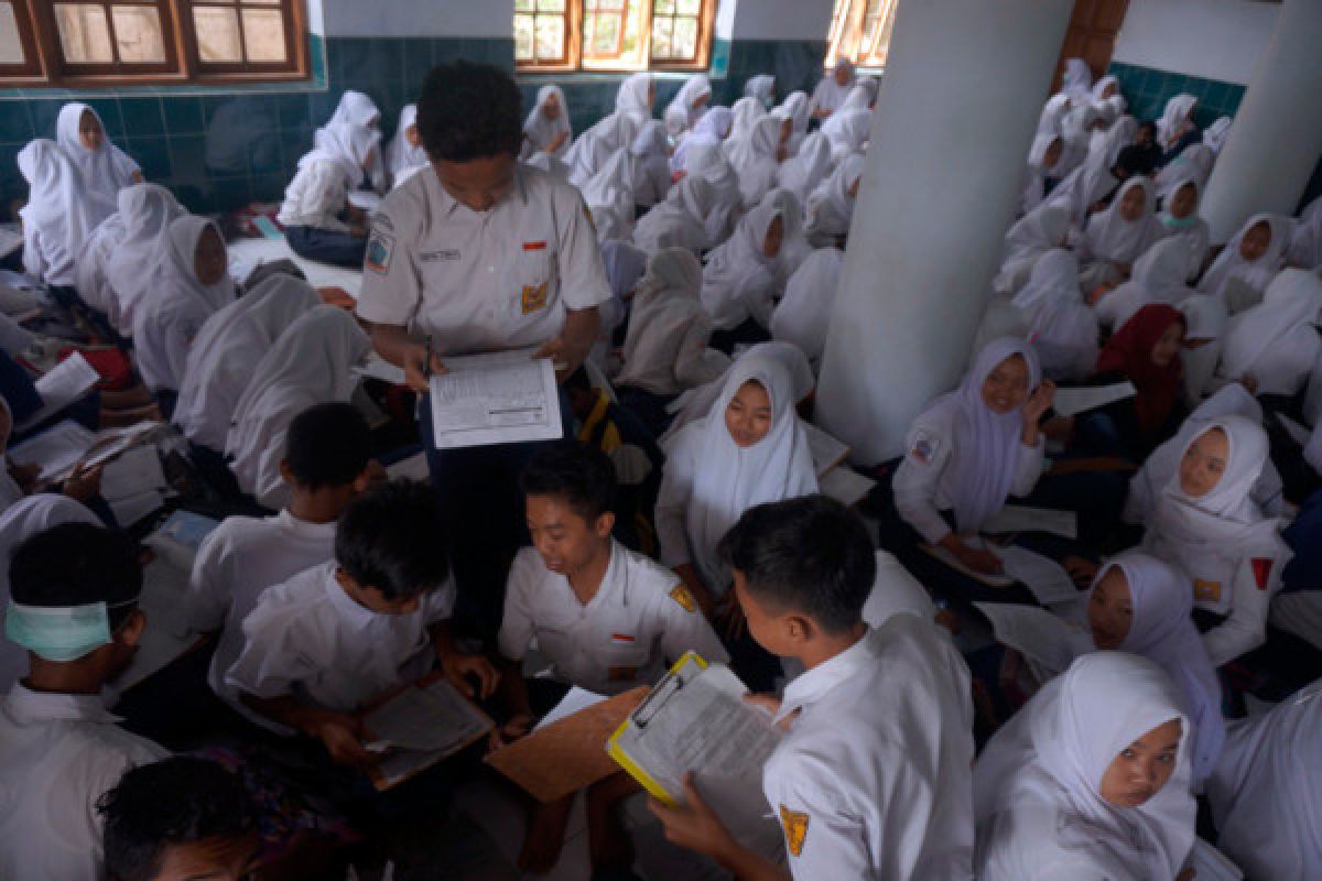 760 murid SMP Pacitan ujian di masjid karena sekolah diterjang banjir