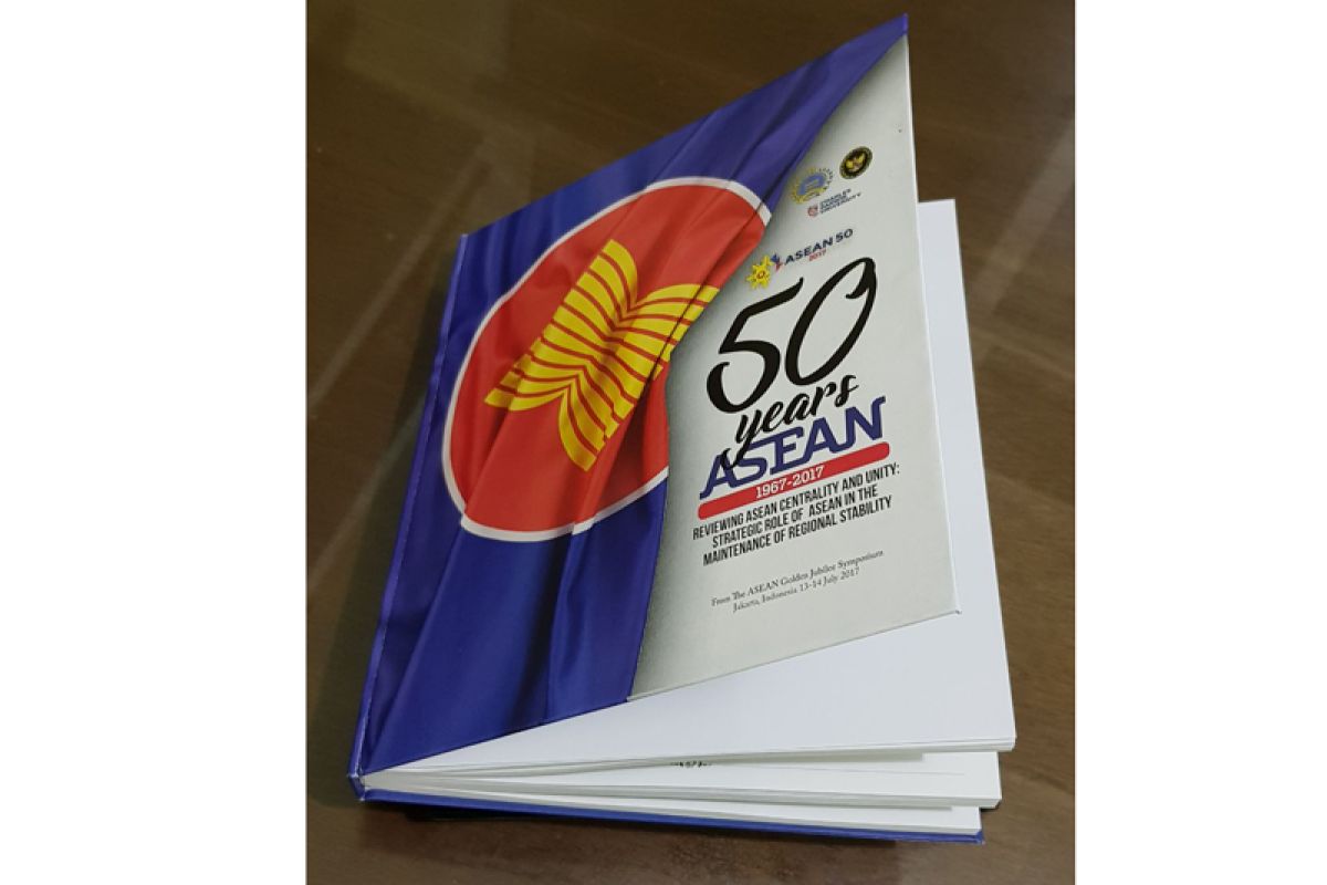 Kemlu luncurkan buku 50 tahun ASEAN