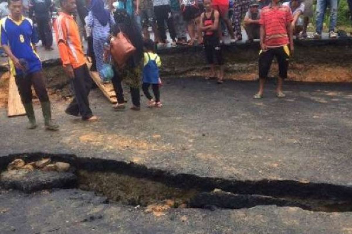 Baru saja Selesai Pengerjaan, Jalan Menuju Candi Muara Takus Amblas!!