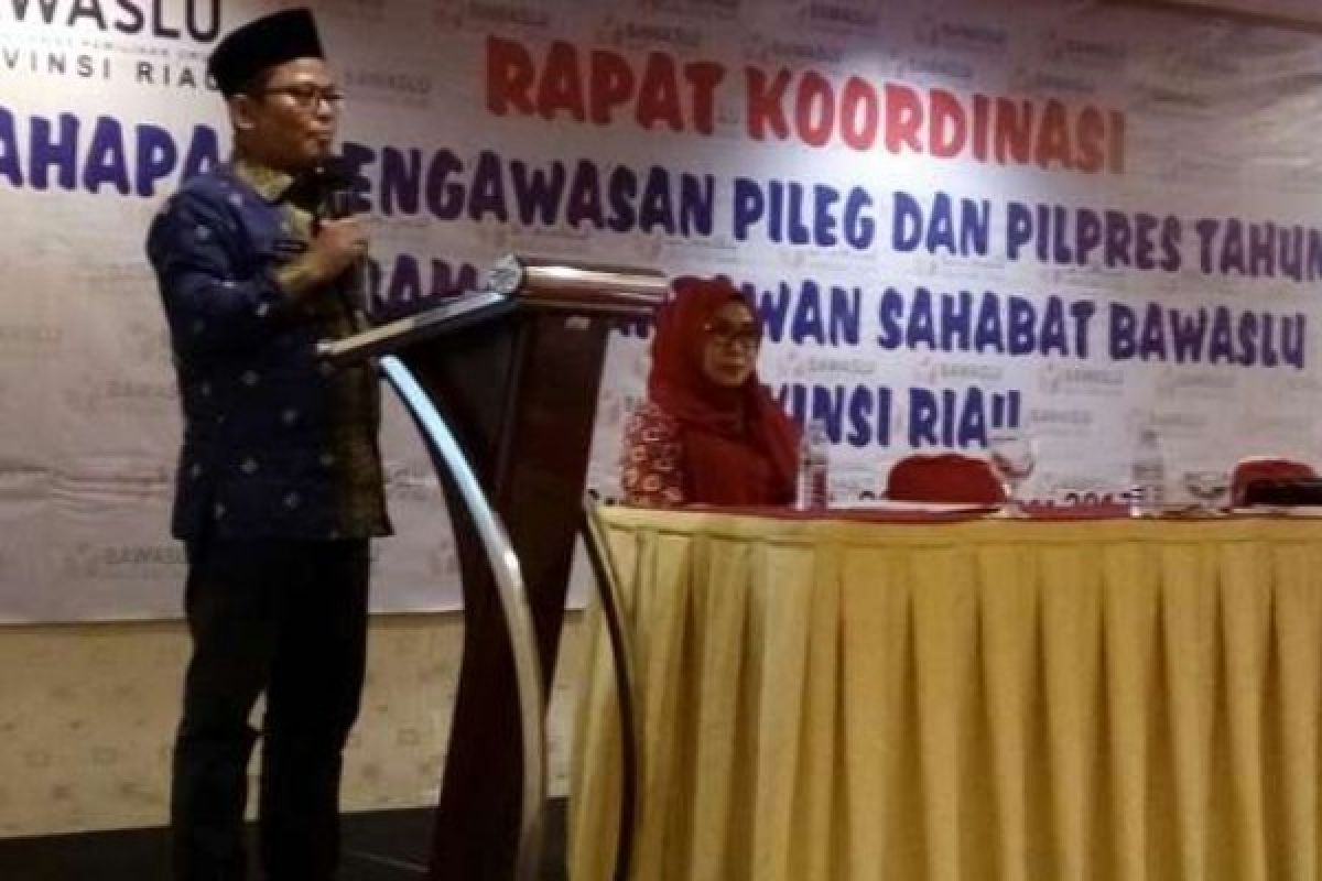 Bawaslu Riau Sosialisasikan Pengawasan Pileg dan Pilpres 2019 Kepada Wartawan