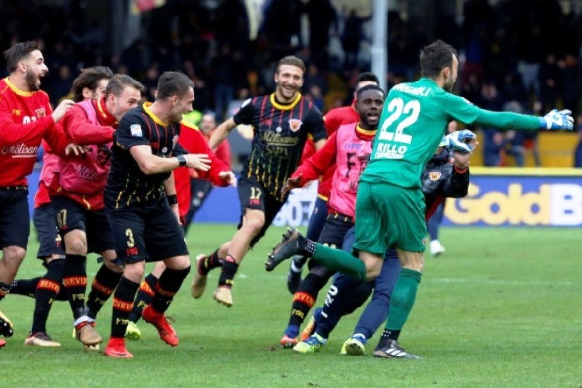 Kegembiraan kiper Benevento yang mencetak gol ke gawang AC Milan