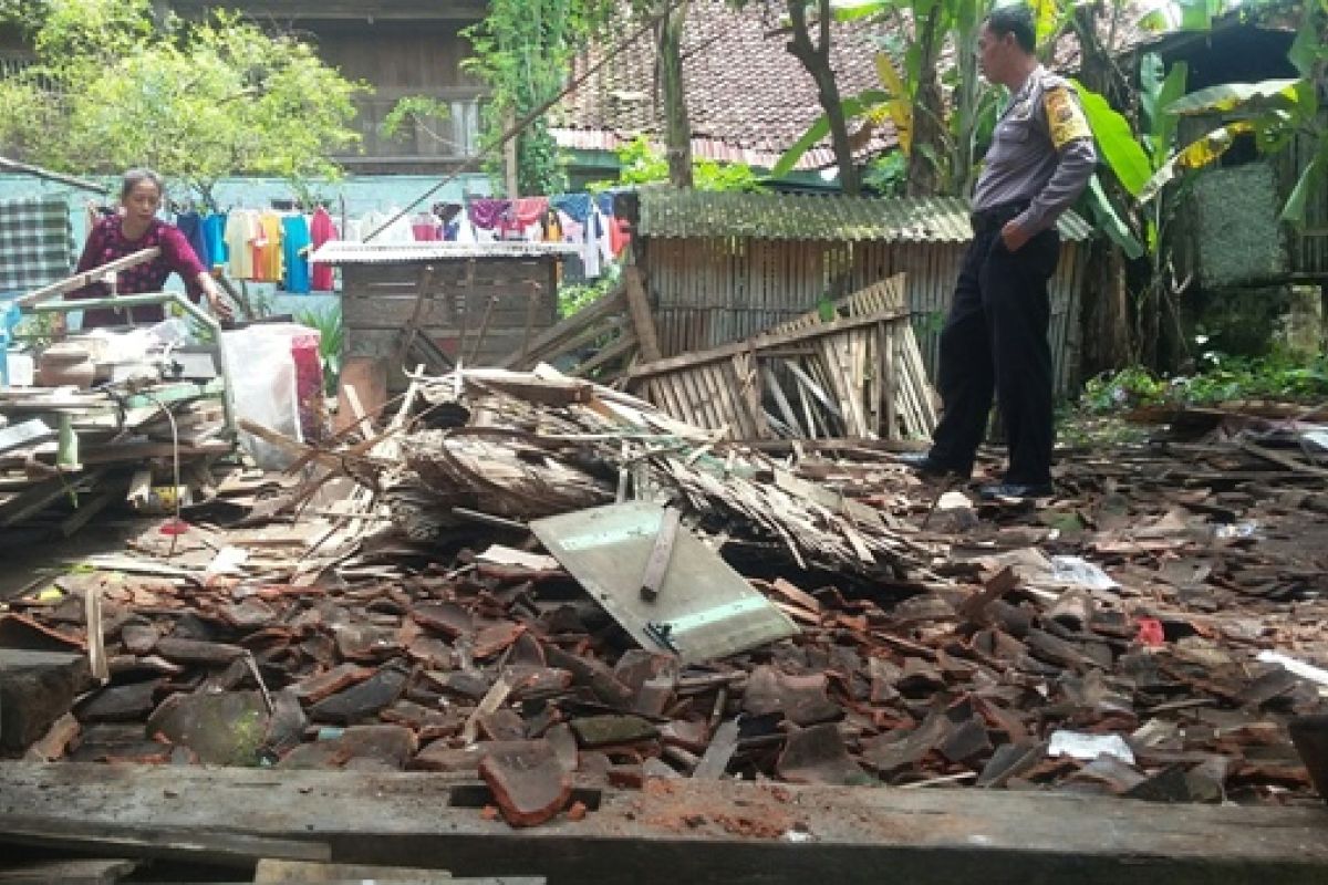 Seorang nenek terluka, Dapur tua roboh