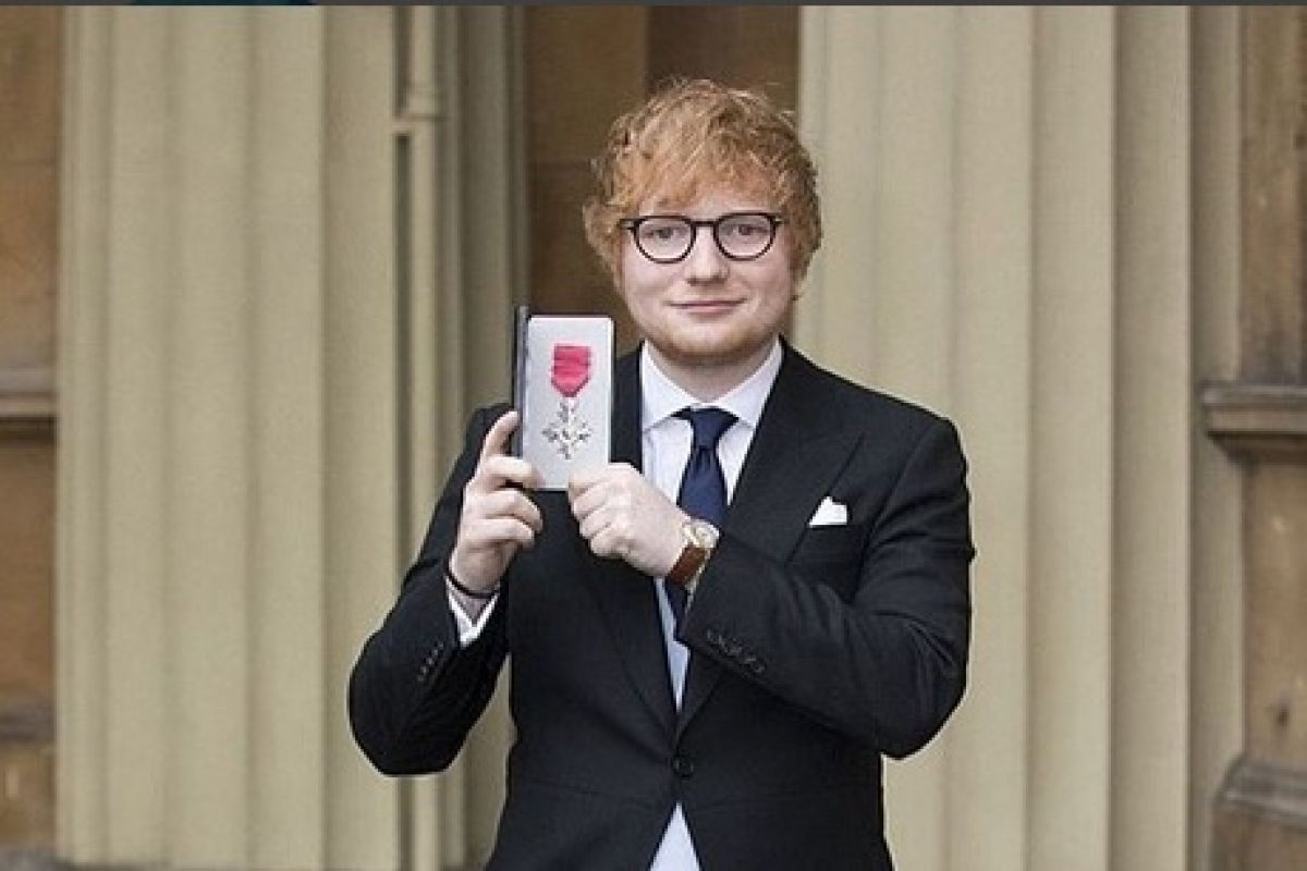 Ed Sheeran terima penghargaan dari Pangeran Charles