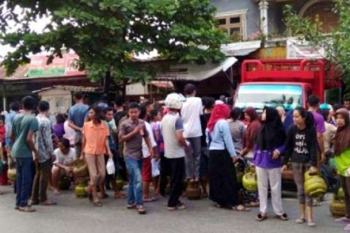 Elpiji Langka, Warga Siak Beralih Ke Kompor Minyak-Kayu Bakar