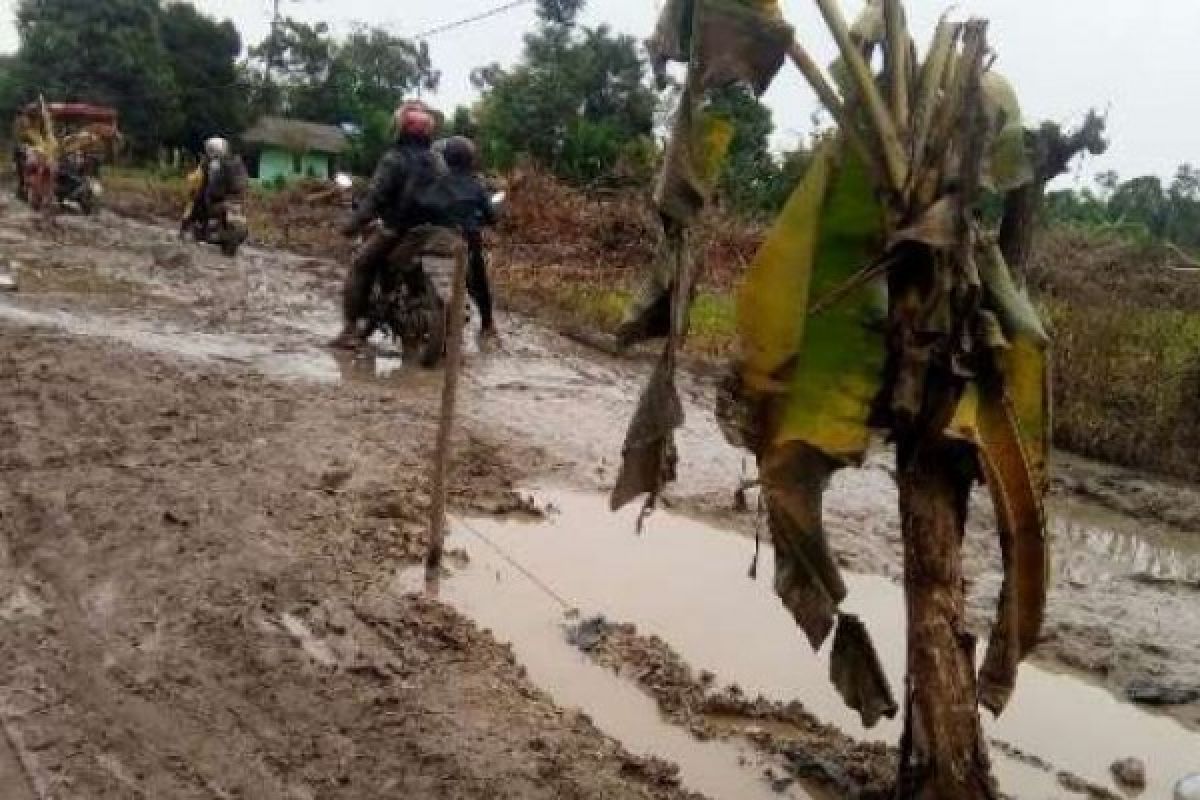 Jalan Rusak, Pantai Tanjung Medang Sepi Pengunjung