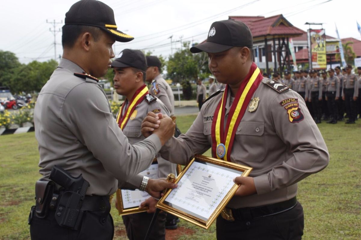 Kapolres Singkawang beri penghargaan kepada personel berprestasi