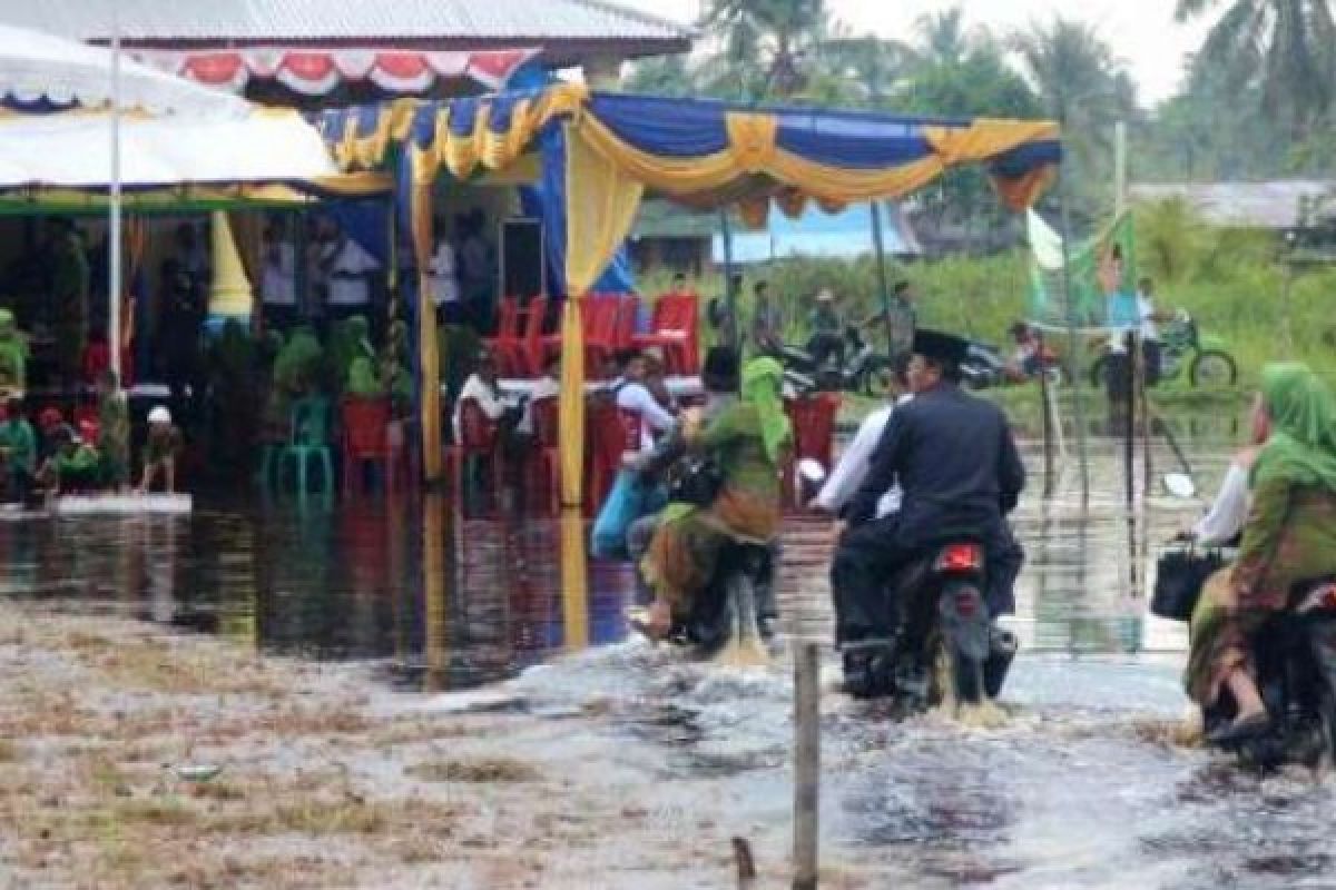 Lantik Kades Di Tengah Banjir, Bupati Inhil: Ini Rahmat