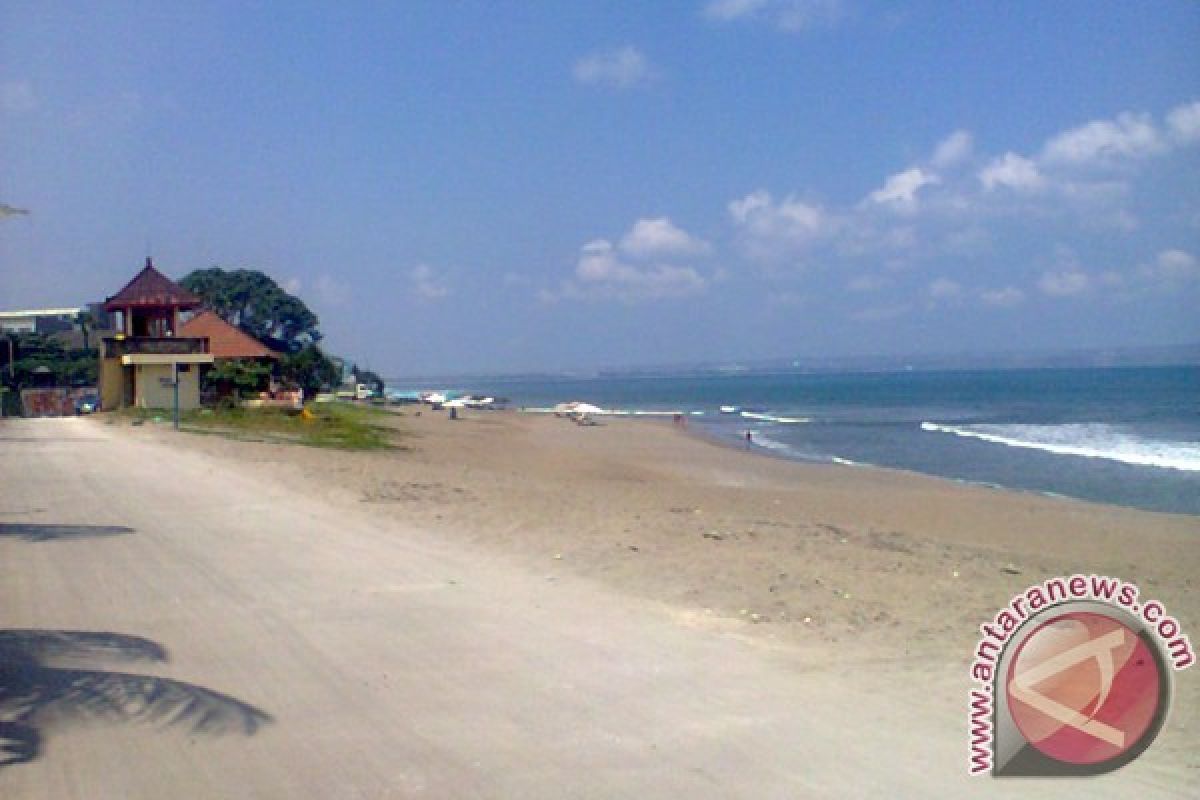 Komunitas Muslim Bali lakukan bersih-bersih Pantai Petitenget