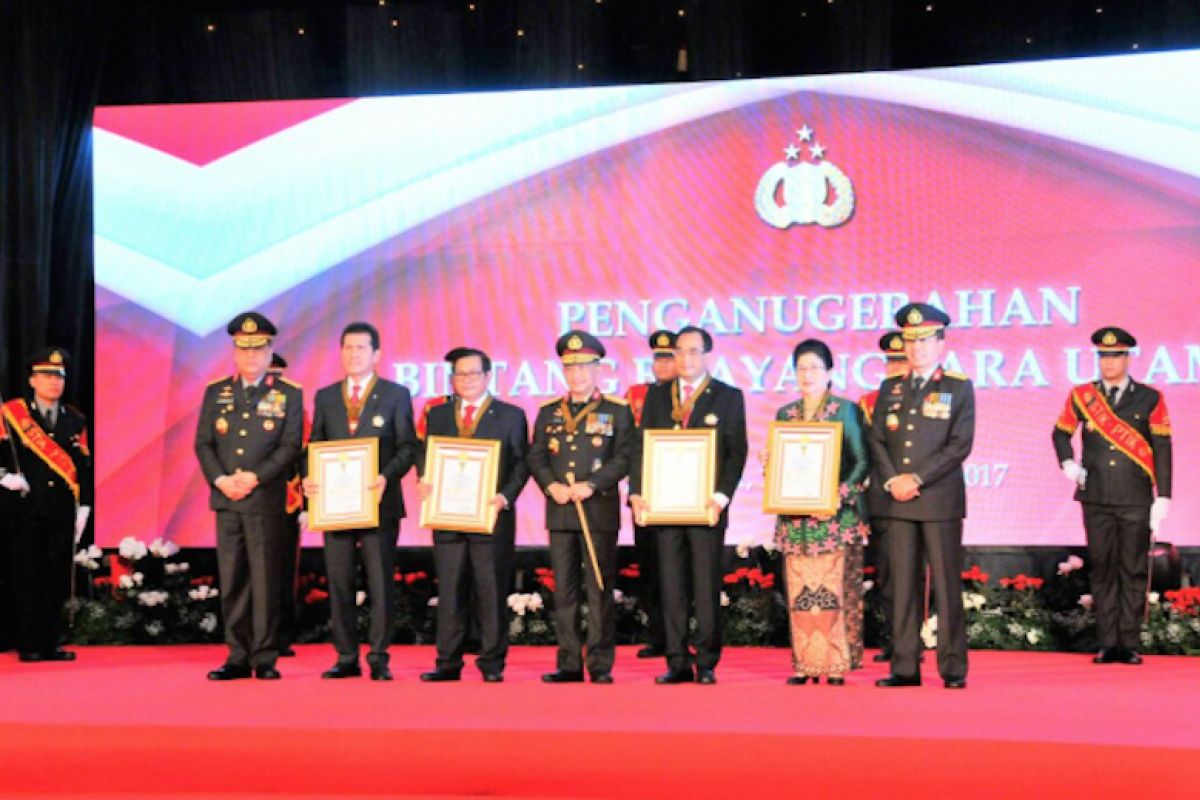 National Police chief bestows awards upon seven ministers