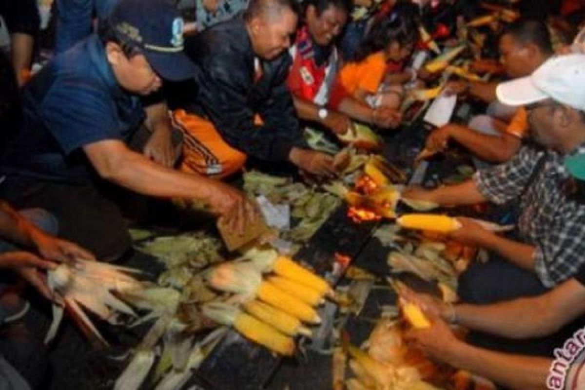 Perayaan Tahun Baru Jadi Momen Lahirnya Pedagang Jagung Dadakan