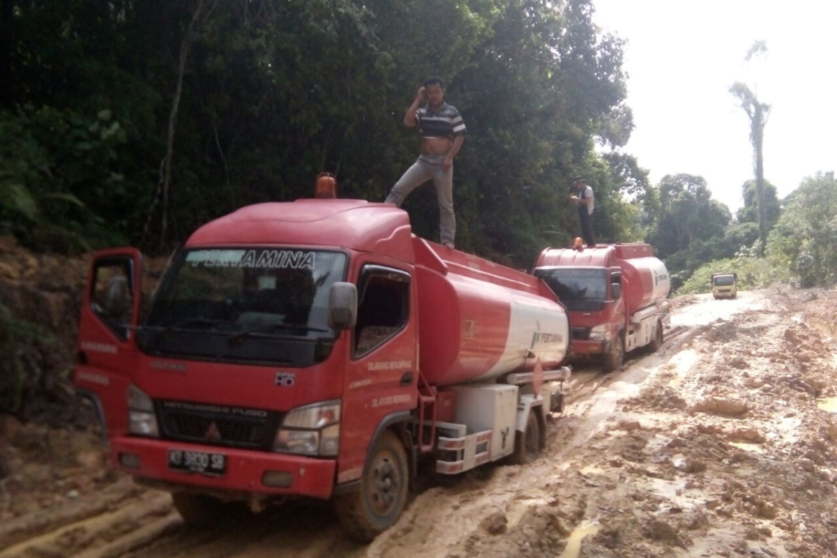 Lewat jalan berlumpur Pertamina tembus perbatasan Indonesia-Malaysia