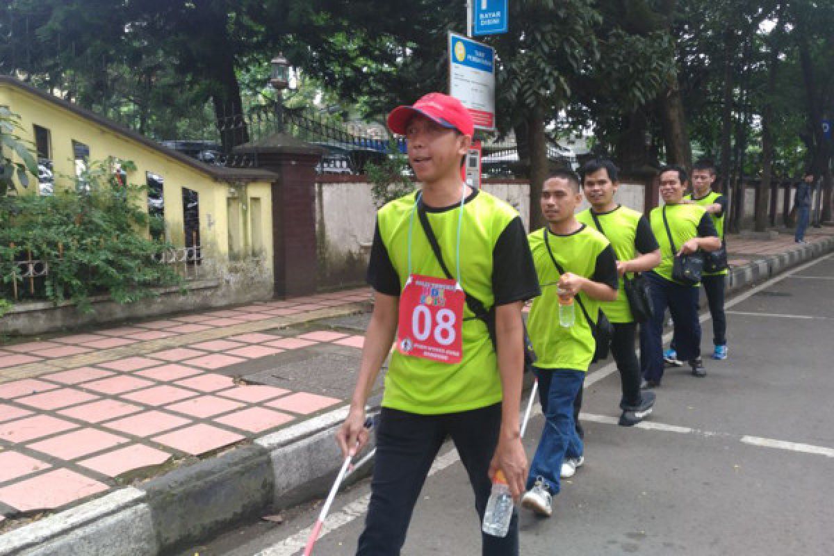 Ratusan tunanetra ikut Rally Tongkat di Bandung