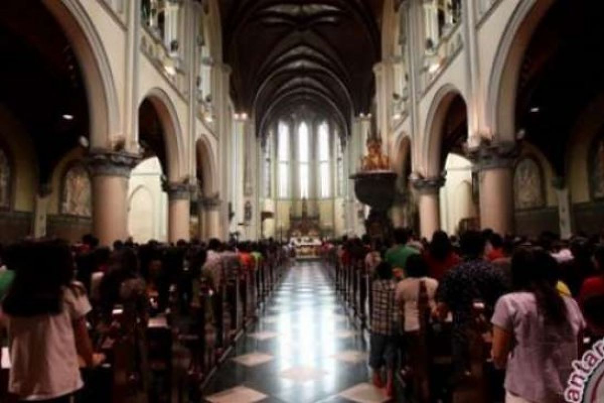 Ribuan Jemaat Gereja Katedral Jakarta Ikuti Misa Dengan Khidmat