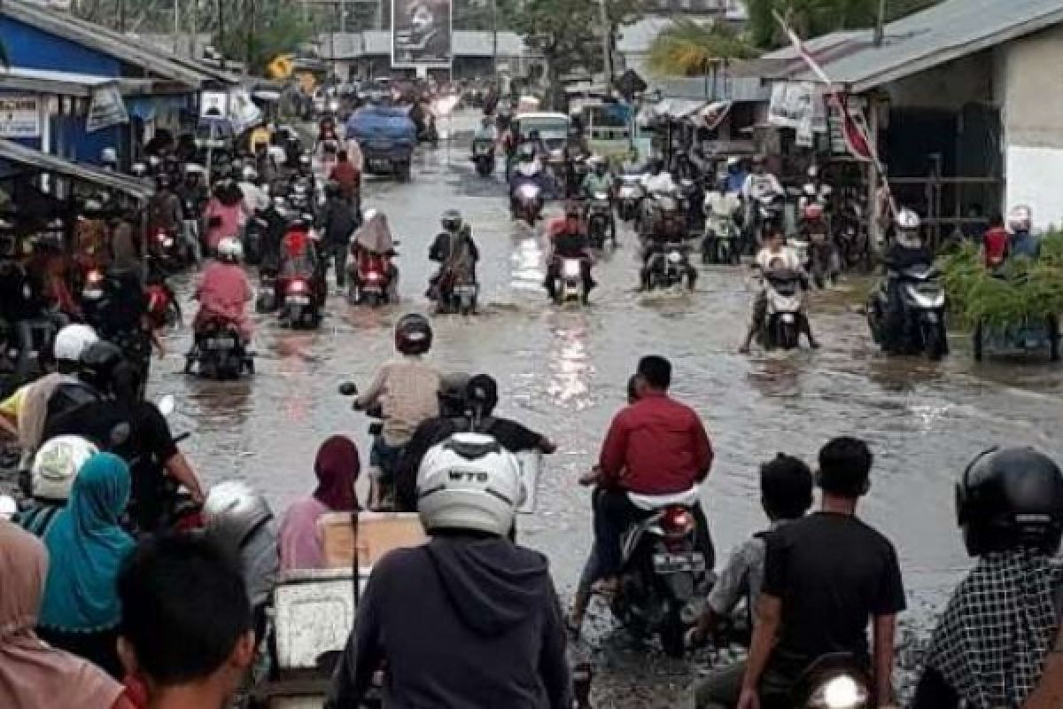 Sejumlah Ruas Jalan Di Pekanbaru Kebanjiran Saat Tahun Baru