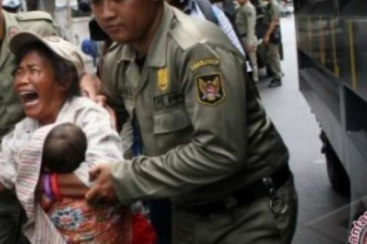 Sempat Sembunyi Di Selokan, Belasan Gepeng Di Pekanbaru Diamankan Petugas