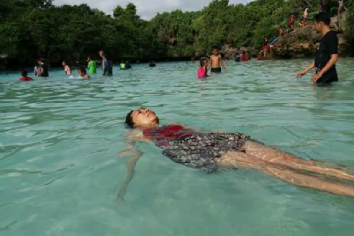 Pengunjung dilarang berenang di Pantai Mukomuko