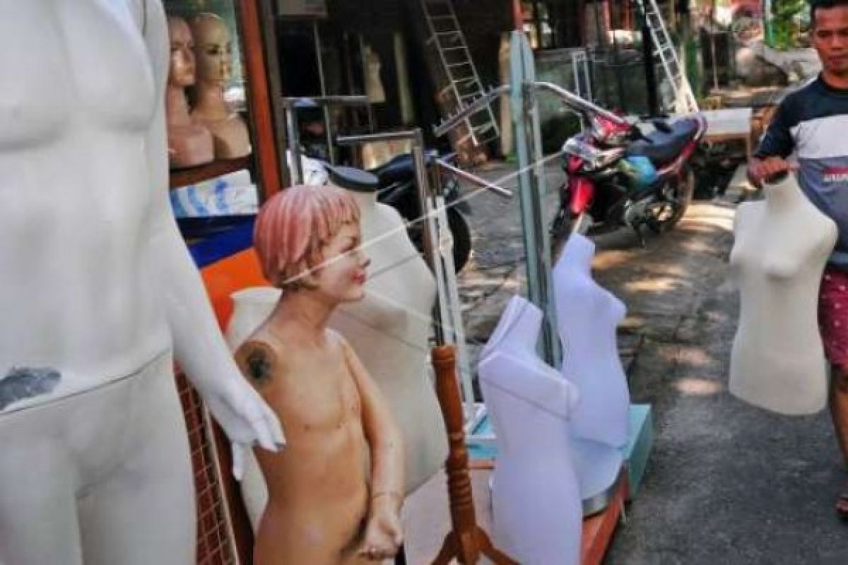 Woww... Penjual Manekin Bekas Bromzet Hingga Dua Juta Per Harinya