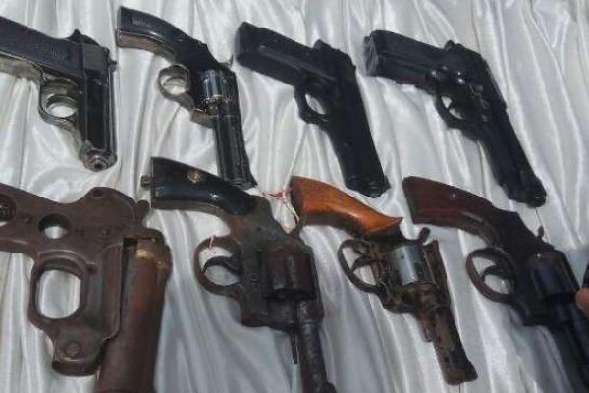  38 Pistol Rakitan dengan 238 Amunisi Para Penjahat Pekanbaru Dihancurkan