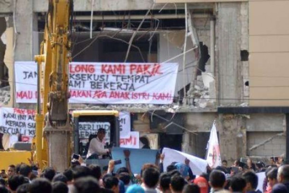  Basko Hotel dan Plaza Diruntuhkan, Ratusan Karyawan Coba Menghadang