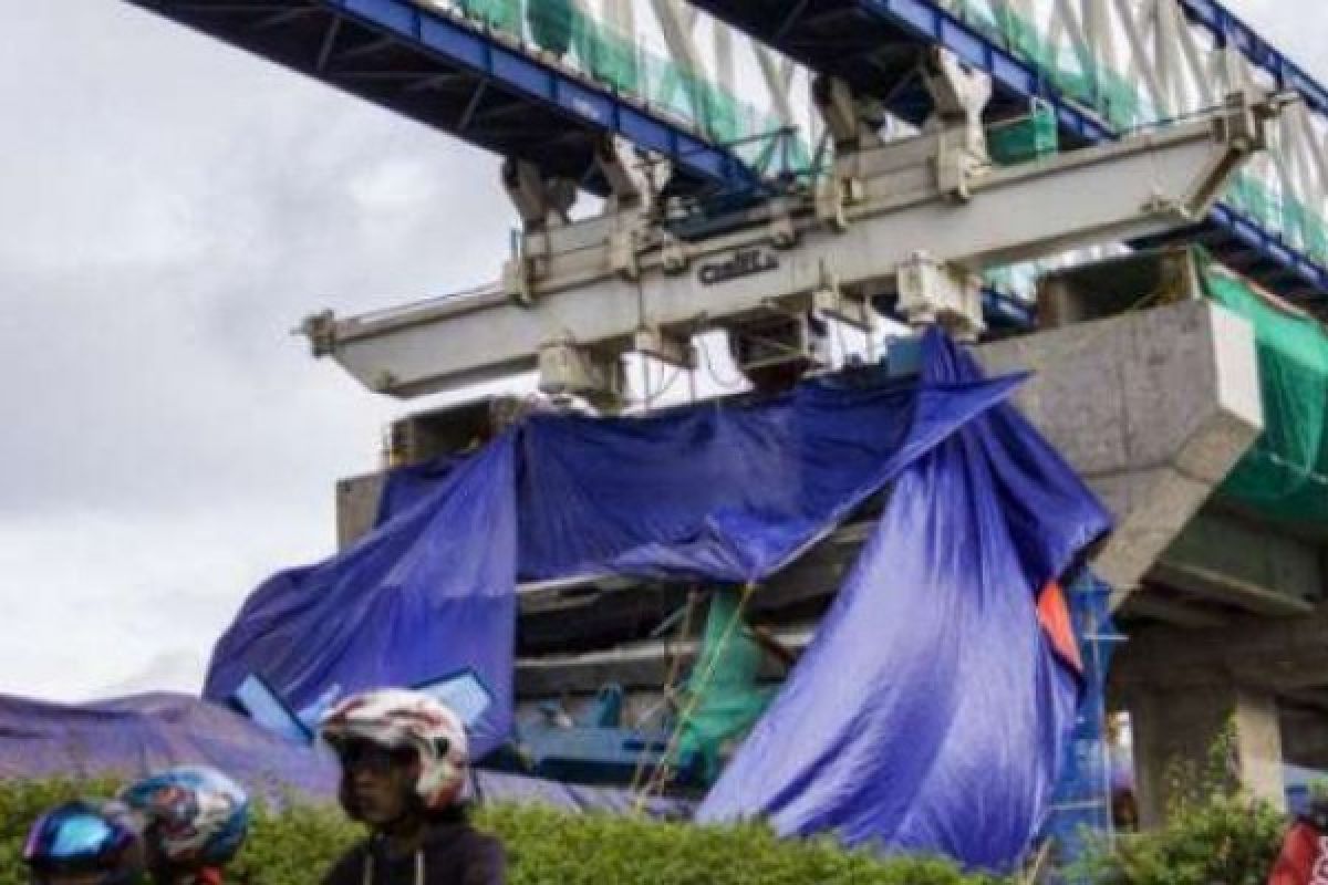  Konstruksi LRT Roboh, Sandiaga Uno Bilang Mungkin Gara-Gara Kejar Target