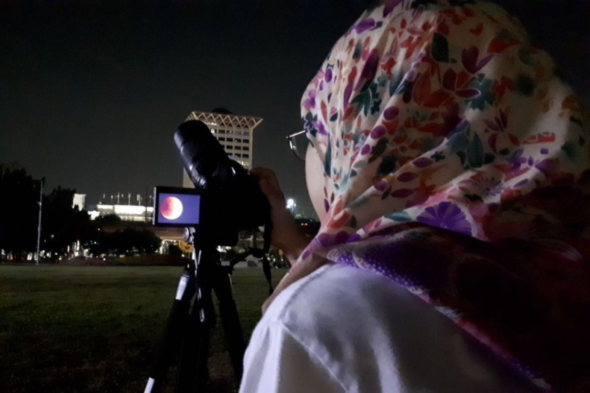 Fotografer penuhi Monas untuk potret gerhana