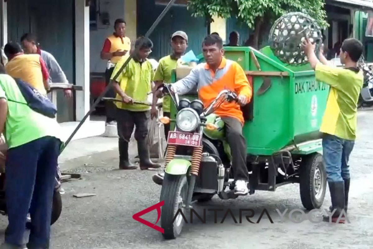 Pemkab serahkan kendaraan pengangkut sampah untuk bumdes