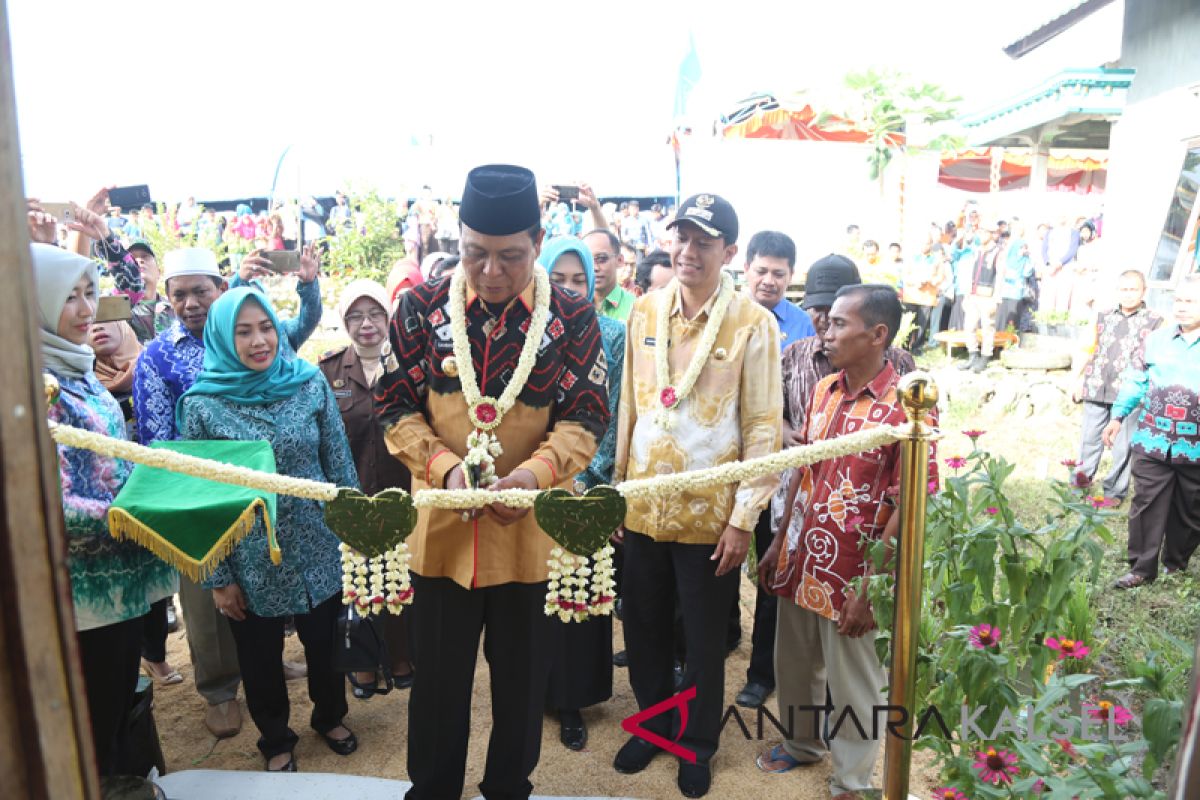 Gubernur Kalsel Serahkan Kunci Bedah Kepada Rumah Bahrudin