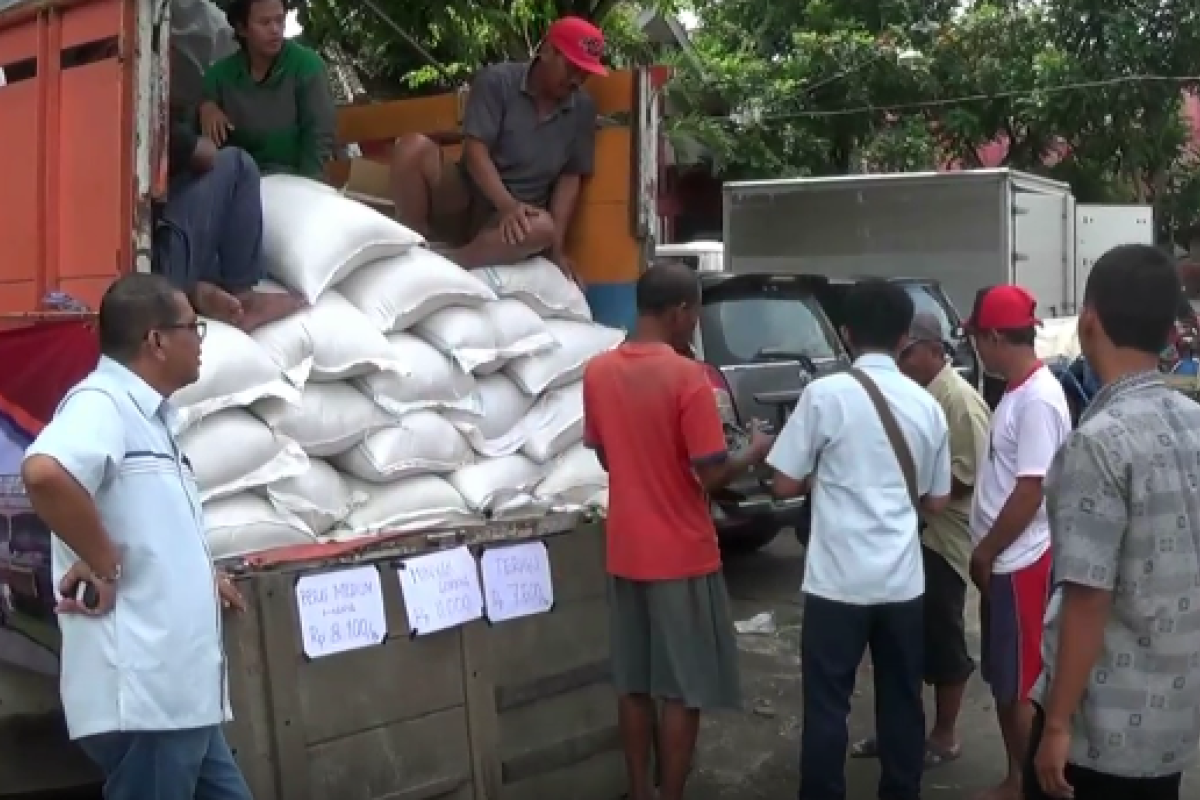 Warga Kurang Minat Beli Beras Operasi Pasar