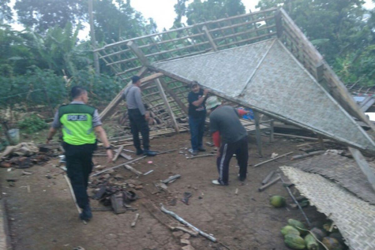 Rumah Warga Rusak Diterjang Angin Kencang