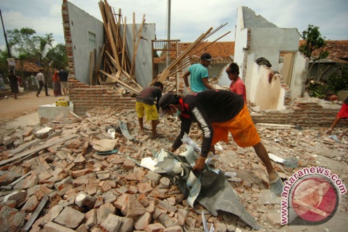 34 unit rumah rusak akibat angin kencang