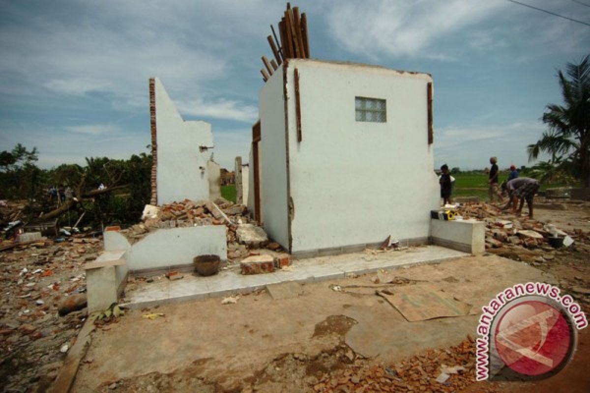 Puluhan rumah Karawang rusak akibat puting beliung