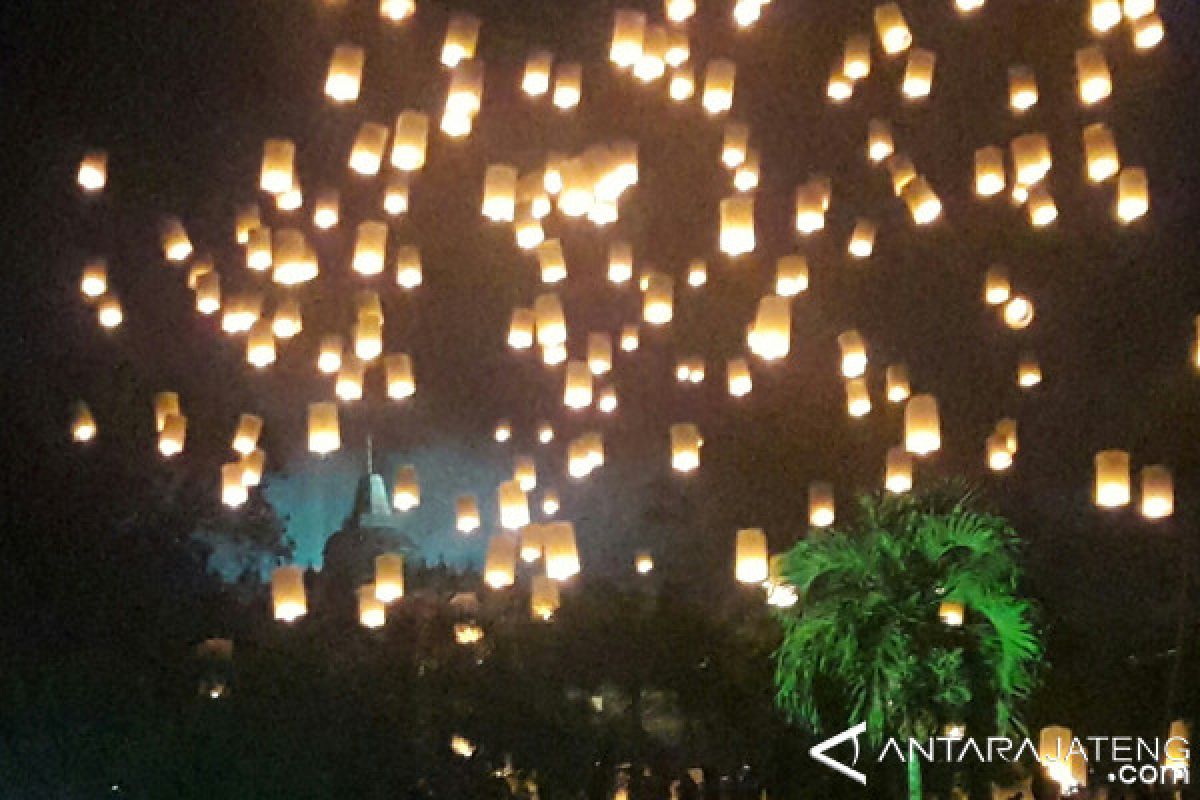 2.500 lampion terangi langit Borobudur