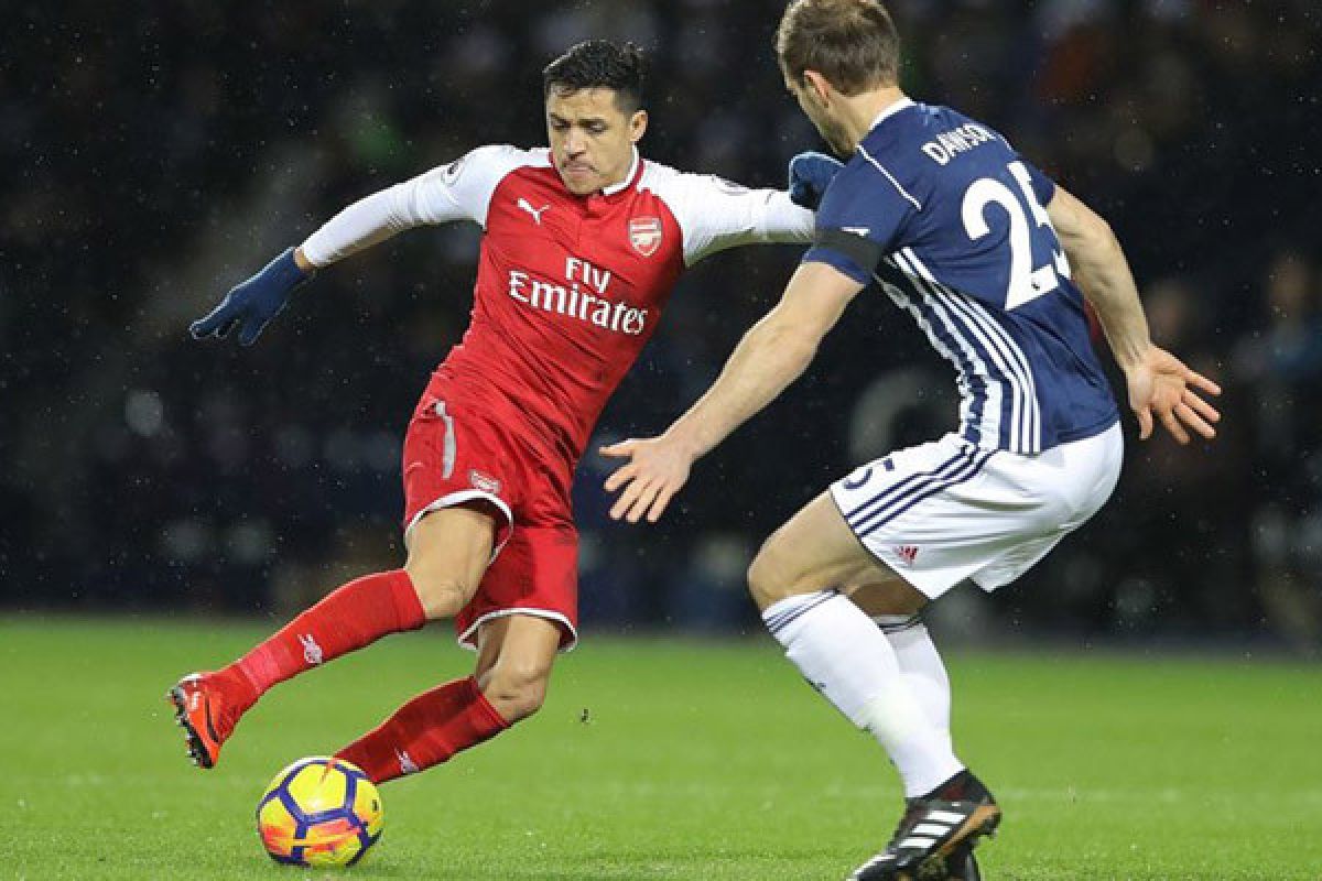 Penalti kontroversial membuat West Brom imbangi Arsenal