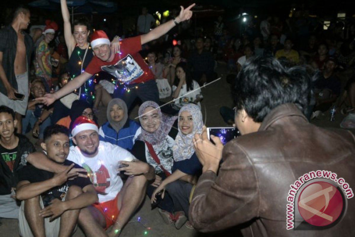 Wisatawan Padati Pantai Kuta Malam Pergantian Tahun