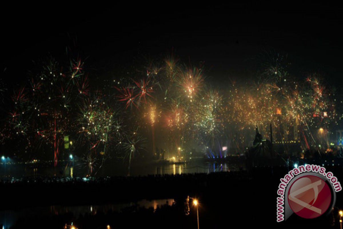 Ribuan Warga Padati Pantai Manakarra Mamuju