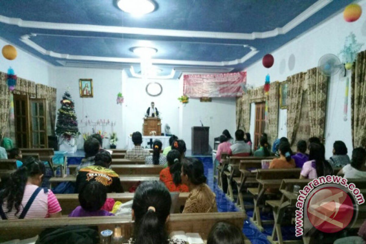 Jemaat Gereja Melaksanakan Kebaktian Tutup Tahun 2017