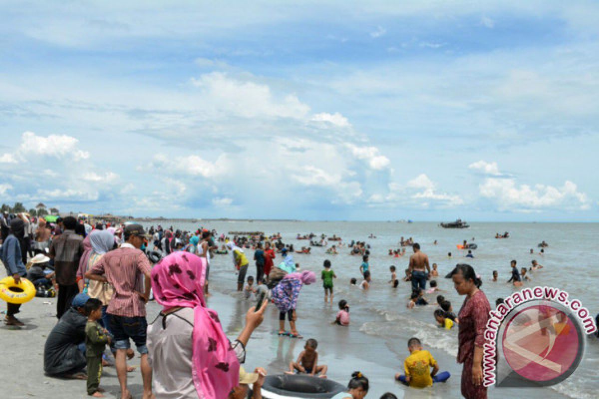Pantai Kerang Mas Lampung Timur dipadati pengunjung 