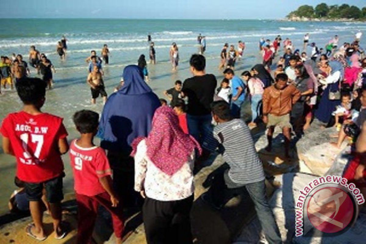 Bupati Bangka minta pengunjung pantai jaga kebersihan