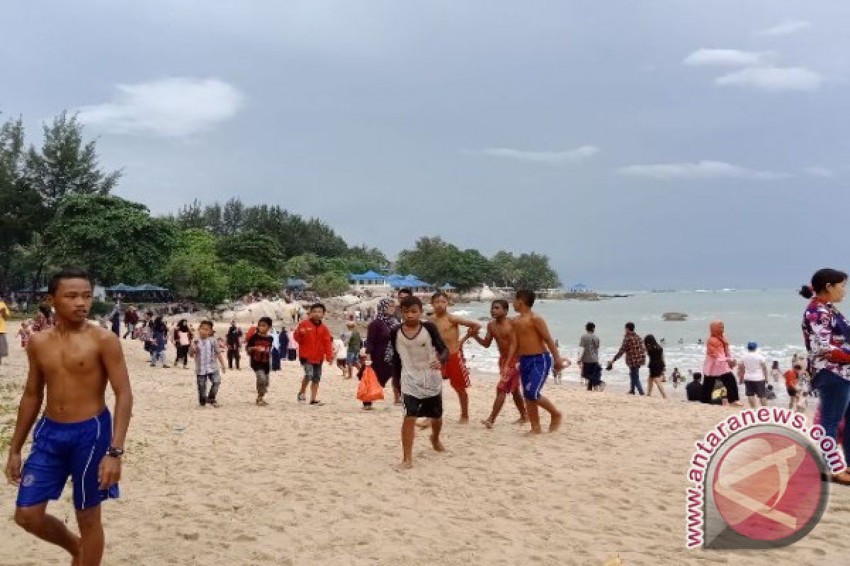 Ribuan pengunjung padati Pantai Tanjung Pesona Bangka