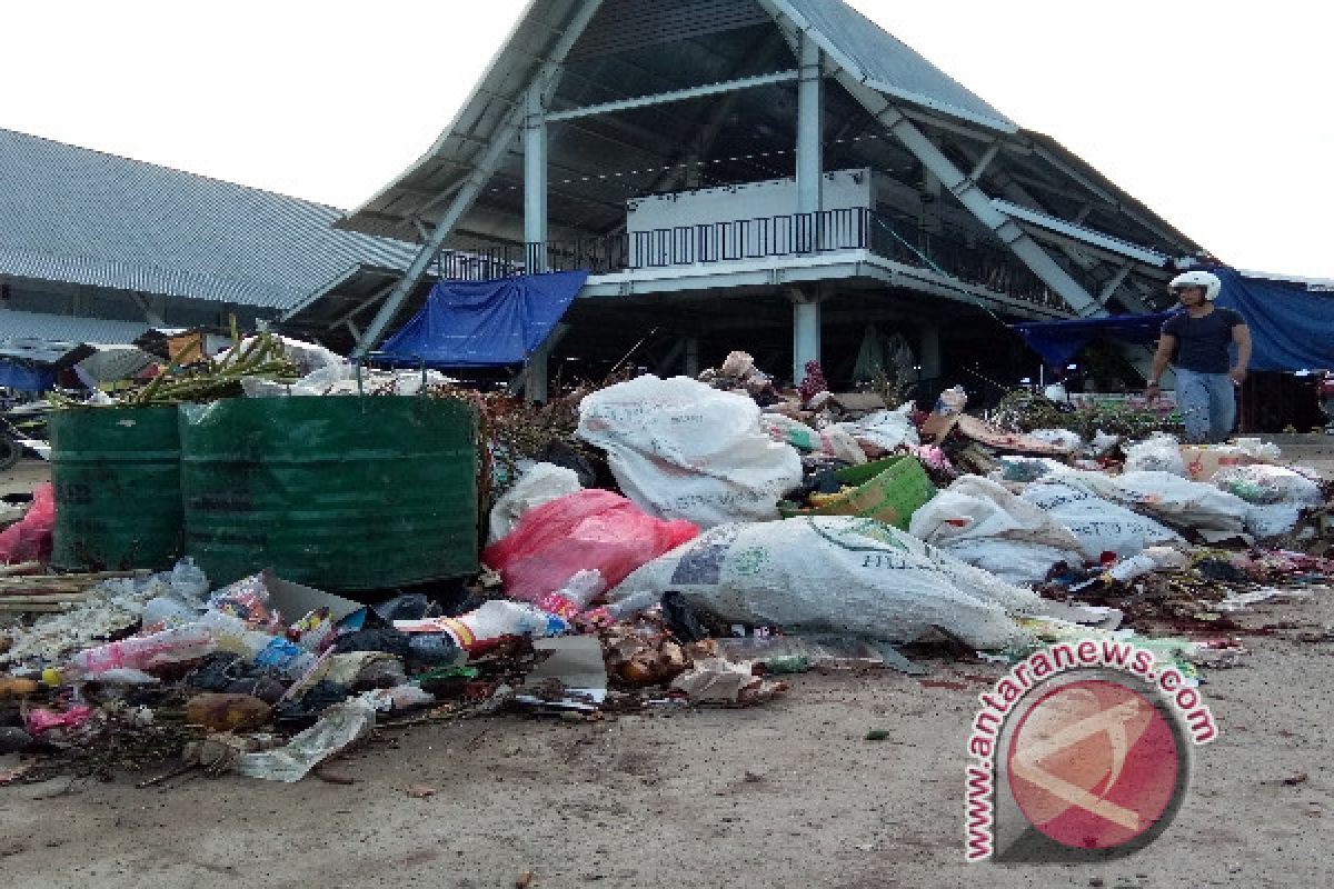 Pedagang keluhkan sampah di Pasar Pharaa Sentani 