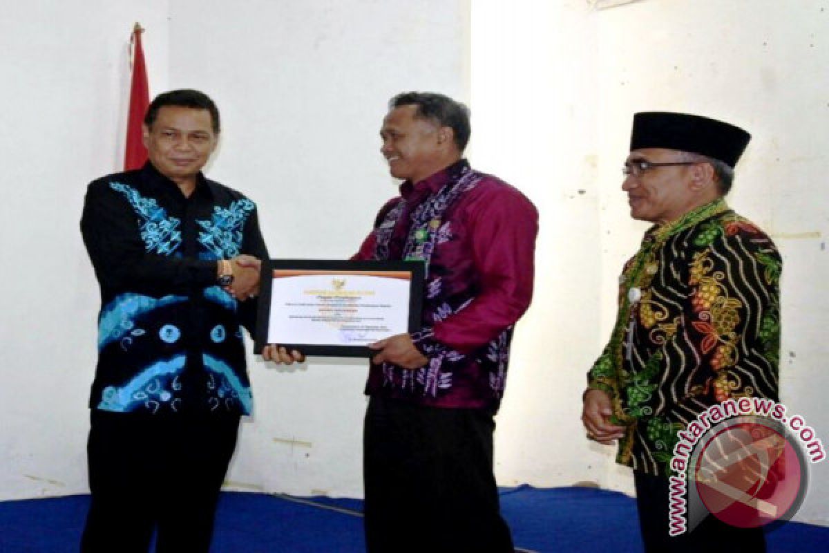 Bupati Balangan Terima Penghargaan Pencapaian 95% Perekaman E-KTP