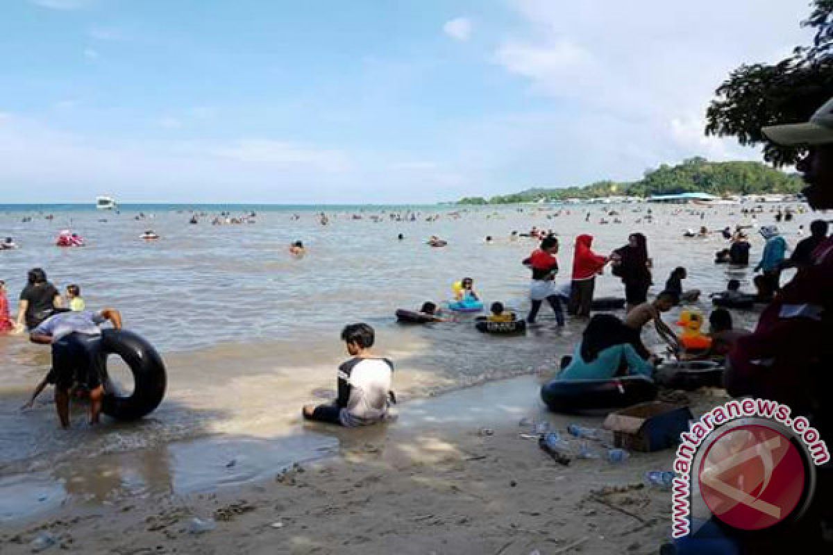 Pantai Nambo Pilihan Utama Warga Kendari Berlibur 