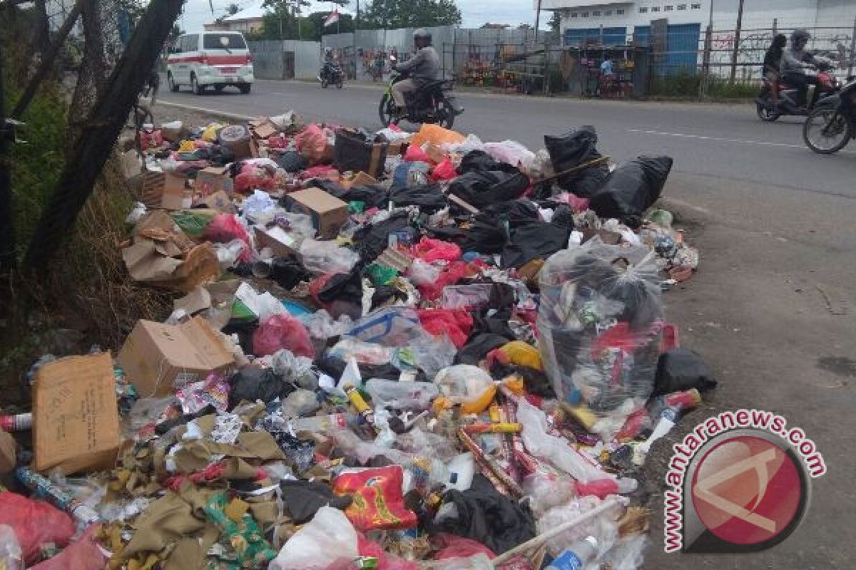 Warga Timika keluhkan sampah tahun baru